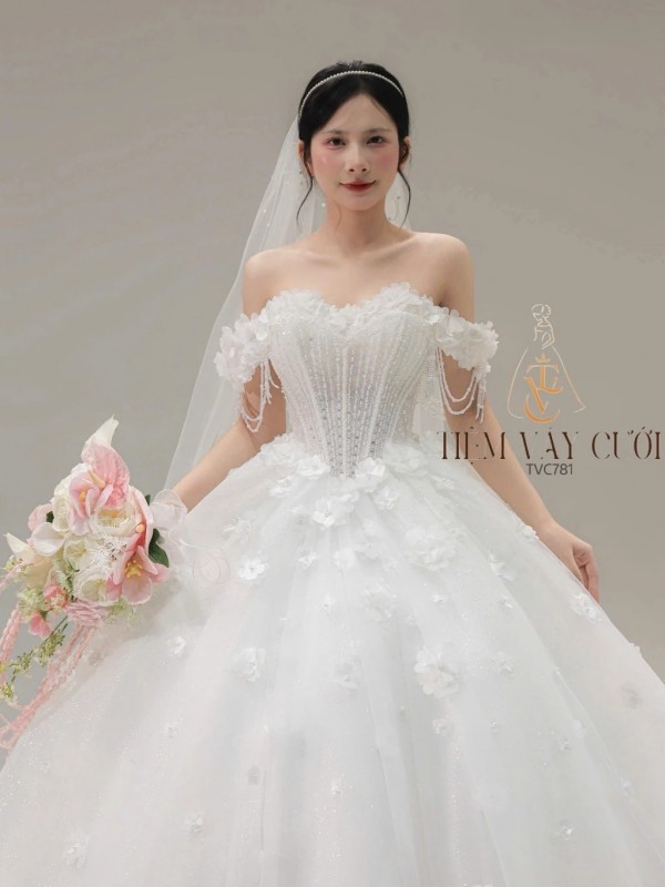 TVC781 Váy Cưới Làm Lễ, Đầm Cưới Dáng Xoè Bồng Bềnh, Bệt Vai Ngang, Hoa 3D