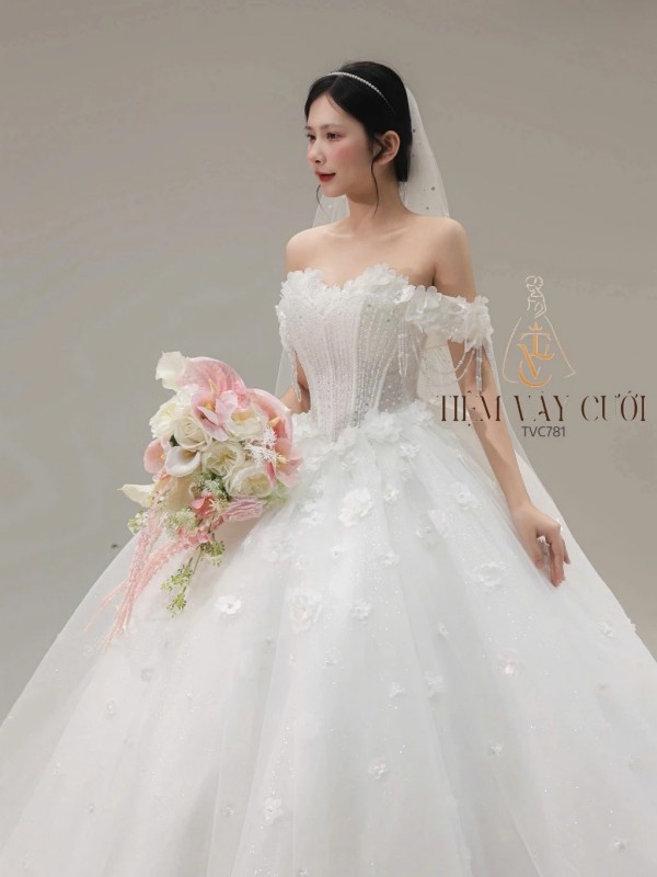 TVC781 Váy Cưới Làm Lễ, Đầm Cưới Dáng Xoè Bồng Bềnh, Bệt Vai Ngang, Hoa 3D