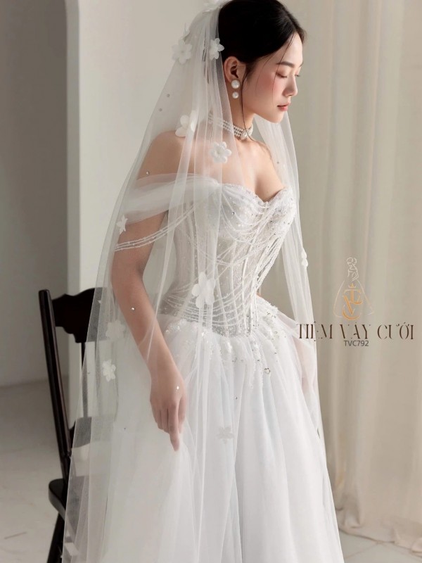 TVC792 Váy Cưới Đi Bàn, Đầm Cưới Dáng Xuông, Trễ Vai, Hoạ Tiết