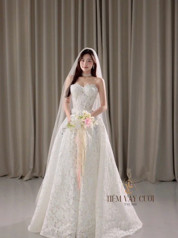 TVC809 Váy Cưới Đi Bàn, Đầm Cưới Dáng Xuông, Cúp Ngực, Hoa 3D