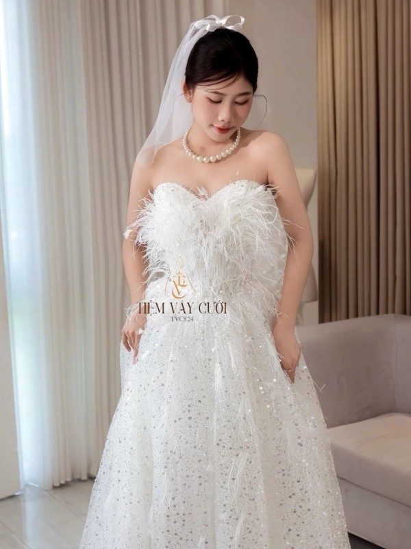 TVC824 Váy Cưới Đi Bàn, Đầm Cưới Dáng Xuông, Cúp Ngực Lông Vũ, Hoa 3D